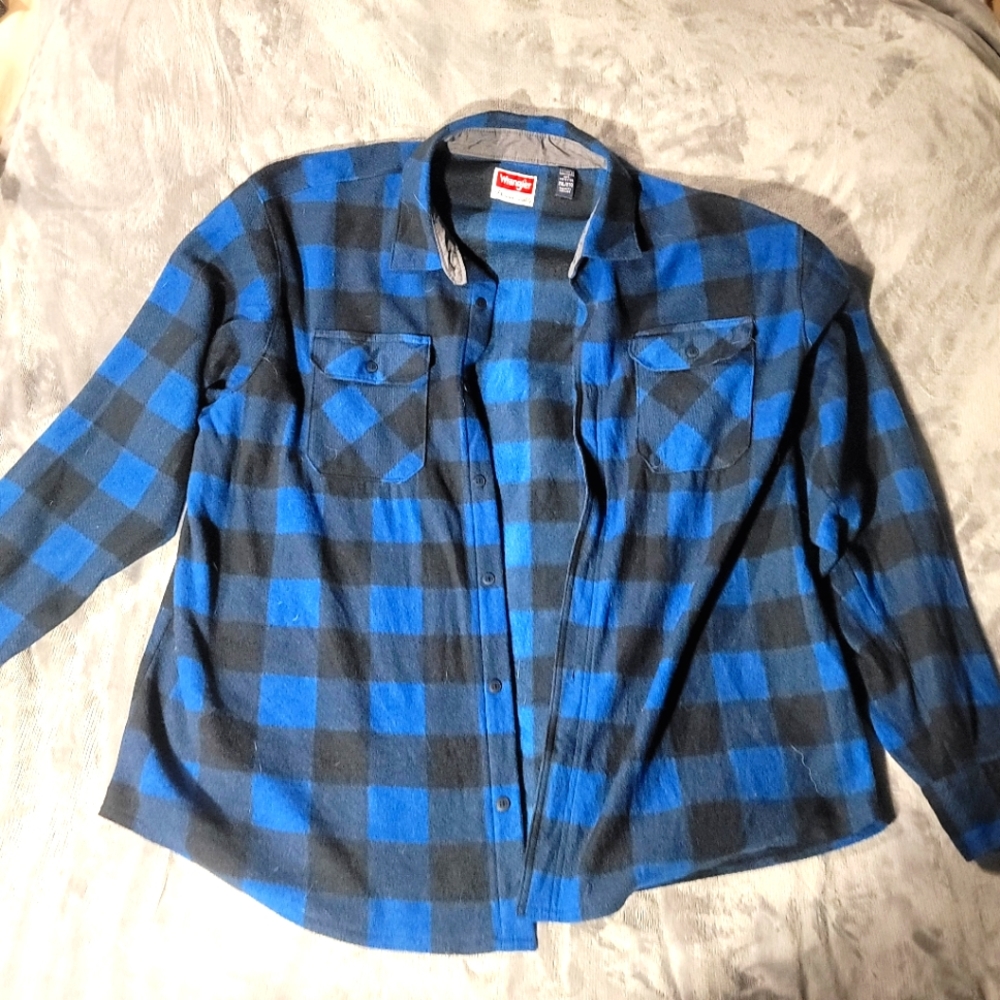 Wrangler Fleece Flannel Long Sleeve Button Up